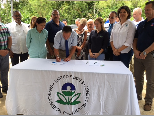 El administrador regional de la EPA Pete López con el alcalde de Aguas Buenas, Javier García, el Dr. Nelson Colón de la Fundación Comunitaria de Puerto Rico, el líder comunitario Don Guillermo Falcón y el personal de la EPA.
