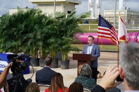 Administrador Wheeler hablando ante un grupo en Miami