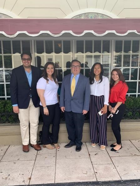 Administrador de la EPA y otras cuatro personas frente al restaurant Versailles