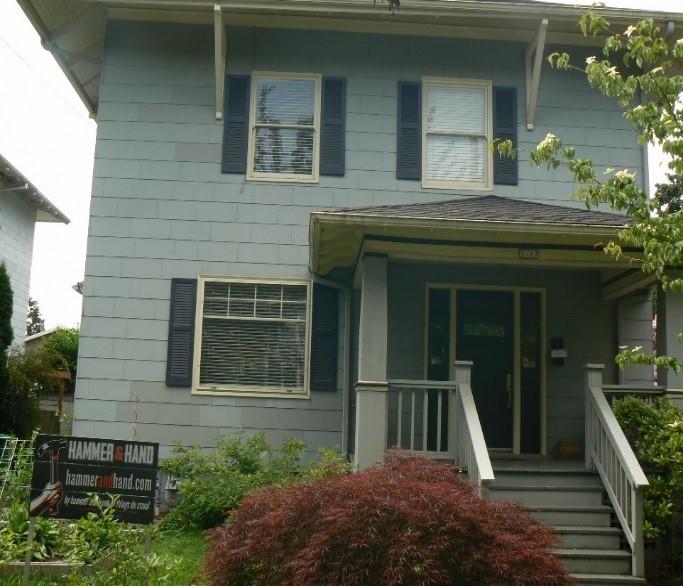 EPA photo shows Hammer & Hand failed to post signs clearly defining the work area and to warn occupants to remain outside the work area until the lead paint renovation and post-renovation cleaning verification were completed.