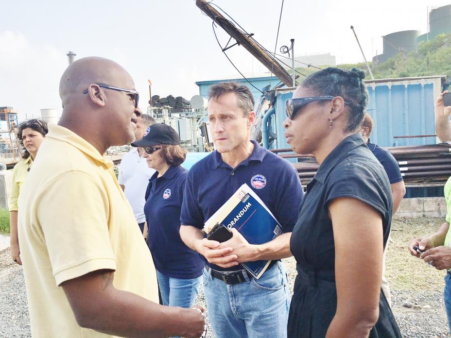 Administrador regional de EPA Pete Lopez reunido hablando con otras personas