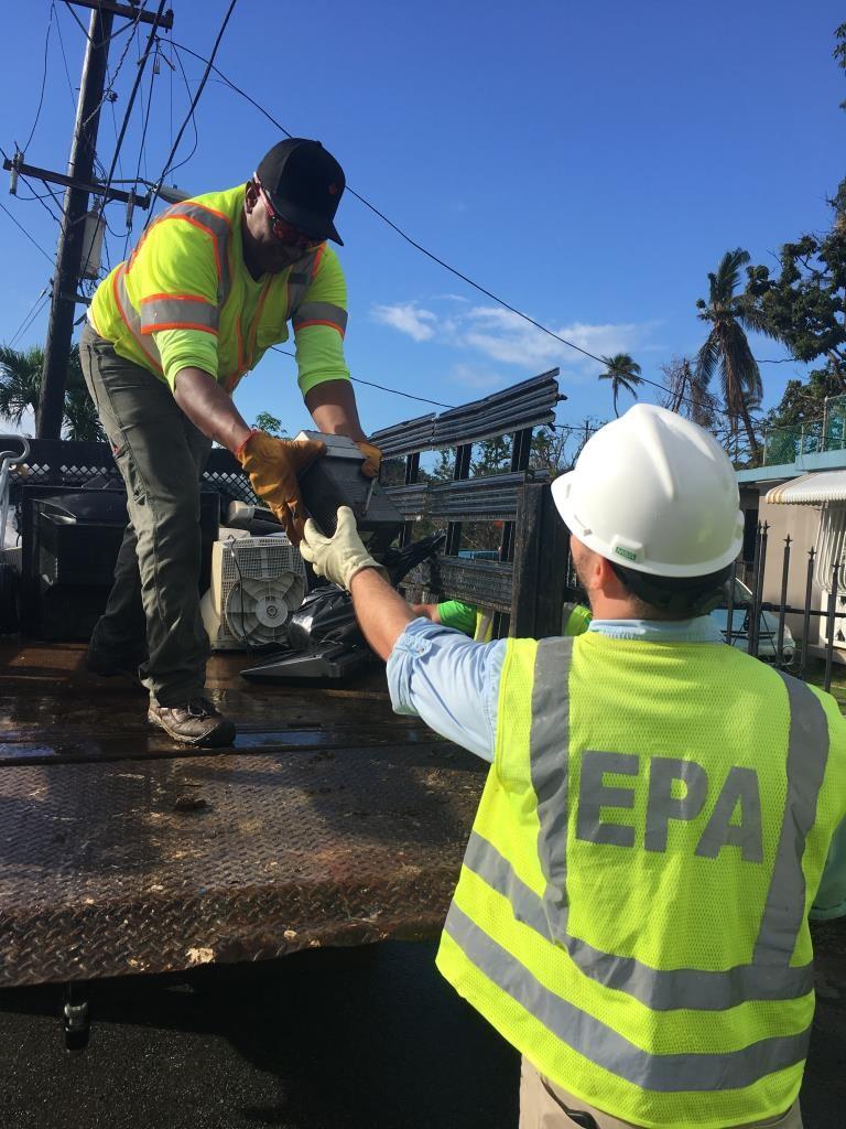 Personal de la EPA trabajando en Puerto Rico