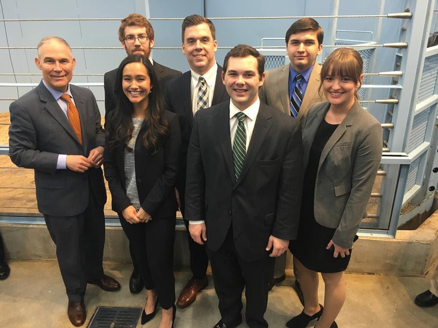 A group of law students from the University of Kentucky with Administrator Pruitt.