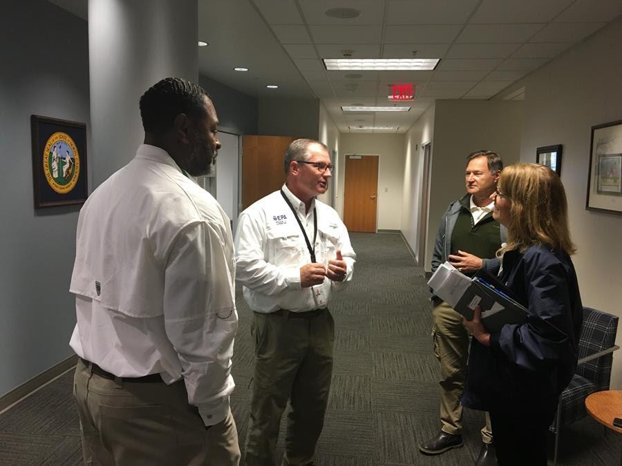 El Director de la División Superfund de la Región 4 de la EPA, Franklin Hill (a la izquierda) y el Administrador de la Región 4, Trey Glenn (al centro) comentan la labor de respuesta tras el huracán Florence con la Administradora de la Región 4 de FEMA.