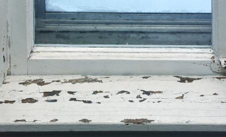 Pintura a base de plomo en un marco de una ventana vieja. Foto cortesía de US EPA.