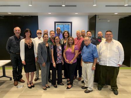 Grupo de personas sonrientes en la oficina de la EPA en Puerto Rico
