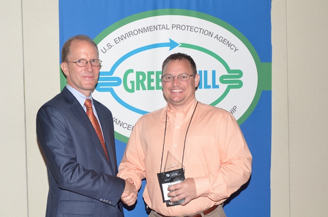 Tom Land of EPA with Wayne Rosa of Food Lion. Food Lion earned a Goal Achievement emissions reduction award.
