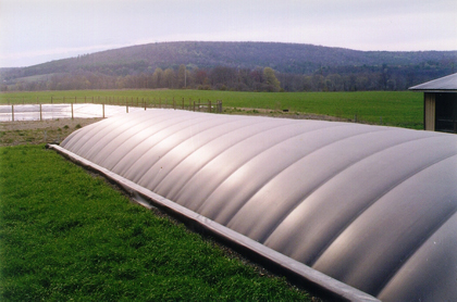 Plug flow digester with a flexible cover