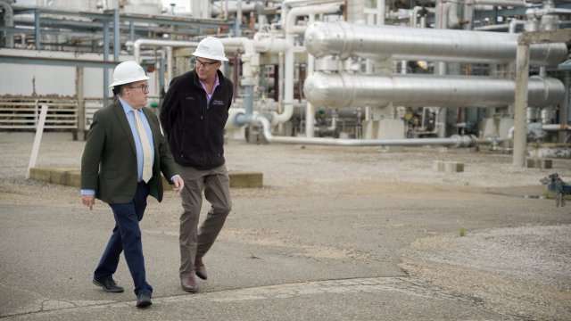 Administrator Wheeler and Regional Administrator Thiede tour the Lambda Energy Resources wet gas facility
