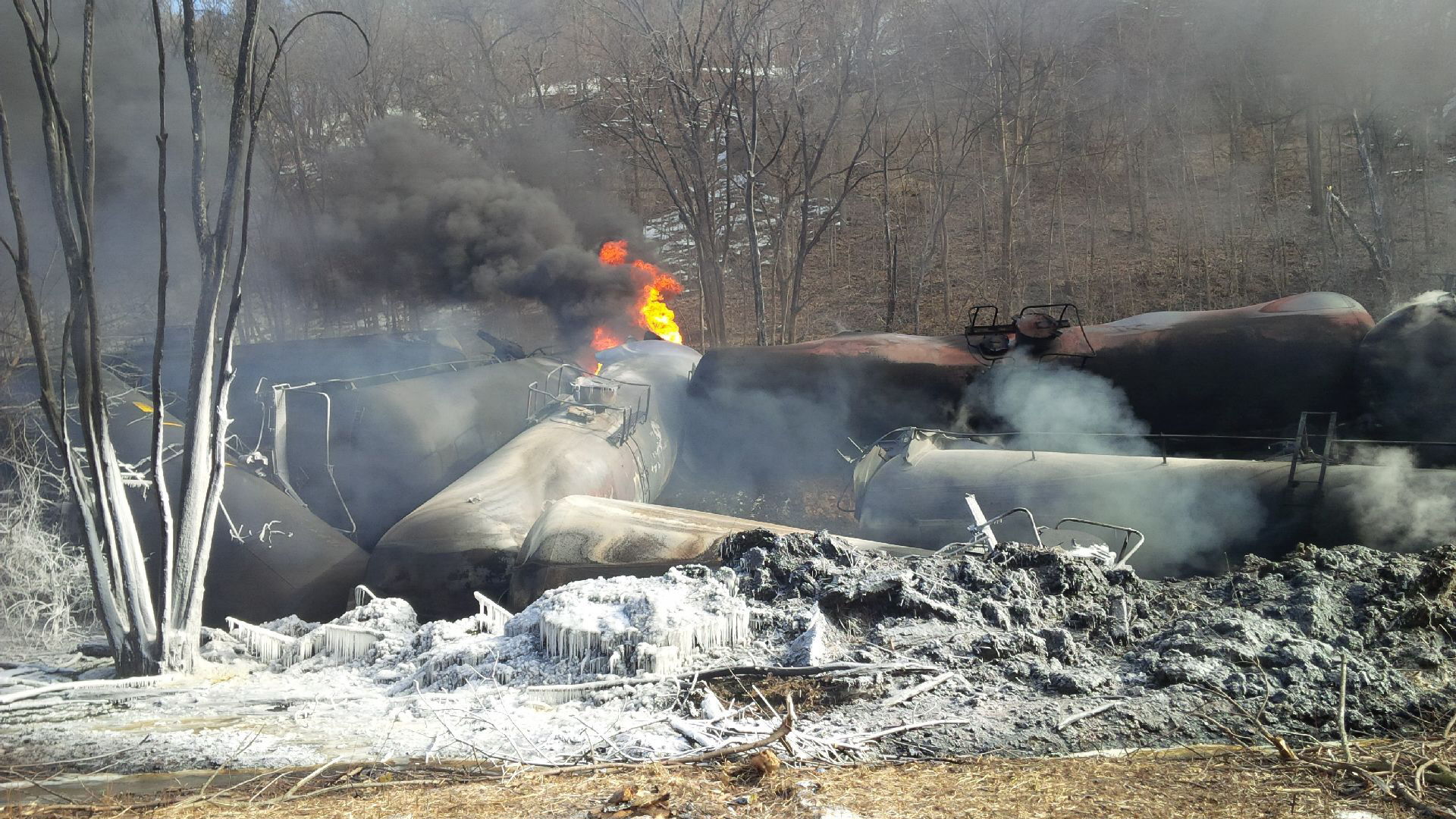 Fiery oil train wreck, Galena, IL