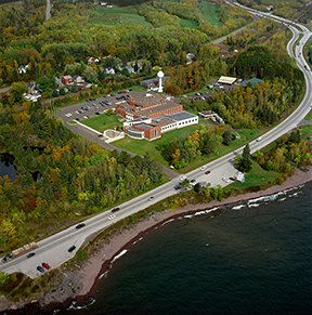 Aerial photo of EPA’s Mid-Continent Ecology Division Laboratory and the coast of Lake Superior