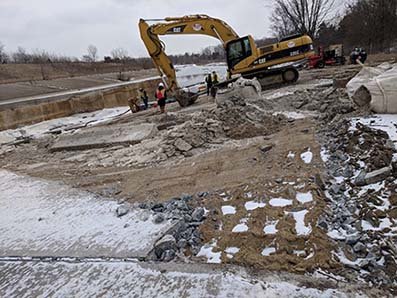 foto av en del av betongkanalen som leder Rouge River tas bort för att återansluta Rouge Oxbow.