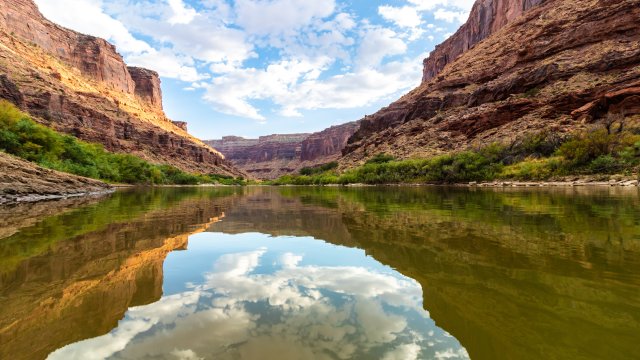 Colorado river flowing through beautiful mesas in Moab, Utah