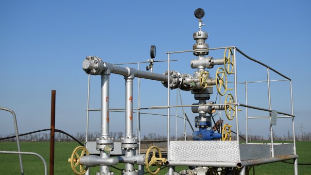Oil well. The equipment and technologies on oil fields.