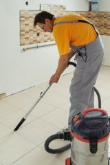 Уборка при помощи пылесоса во время ремонта