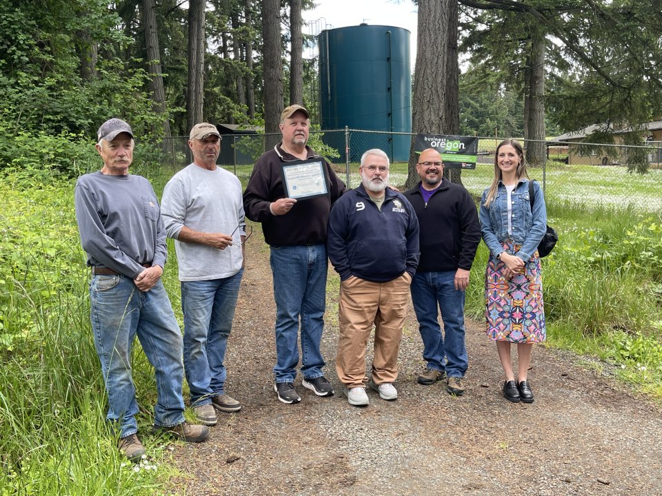 EPA staff present WATERS award to Scravel Hill Water Co-op board members. 