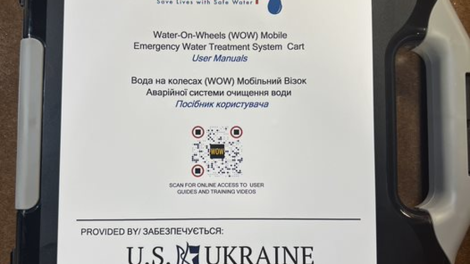 The cover of a WOW Cart manual, with translations from English to Ukranian.