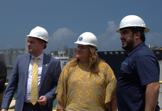 El Administrador Regional Michael Martucci junto a la Gobernadora Jenniffer González Colón y Winnie Irizarry Velázquez, Presidente & CEO de Genera PR
