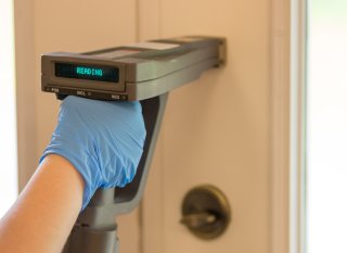 使用 X 射线荧光 (XRF) 枪进行铅基油漆检查